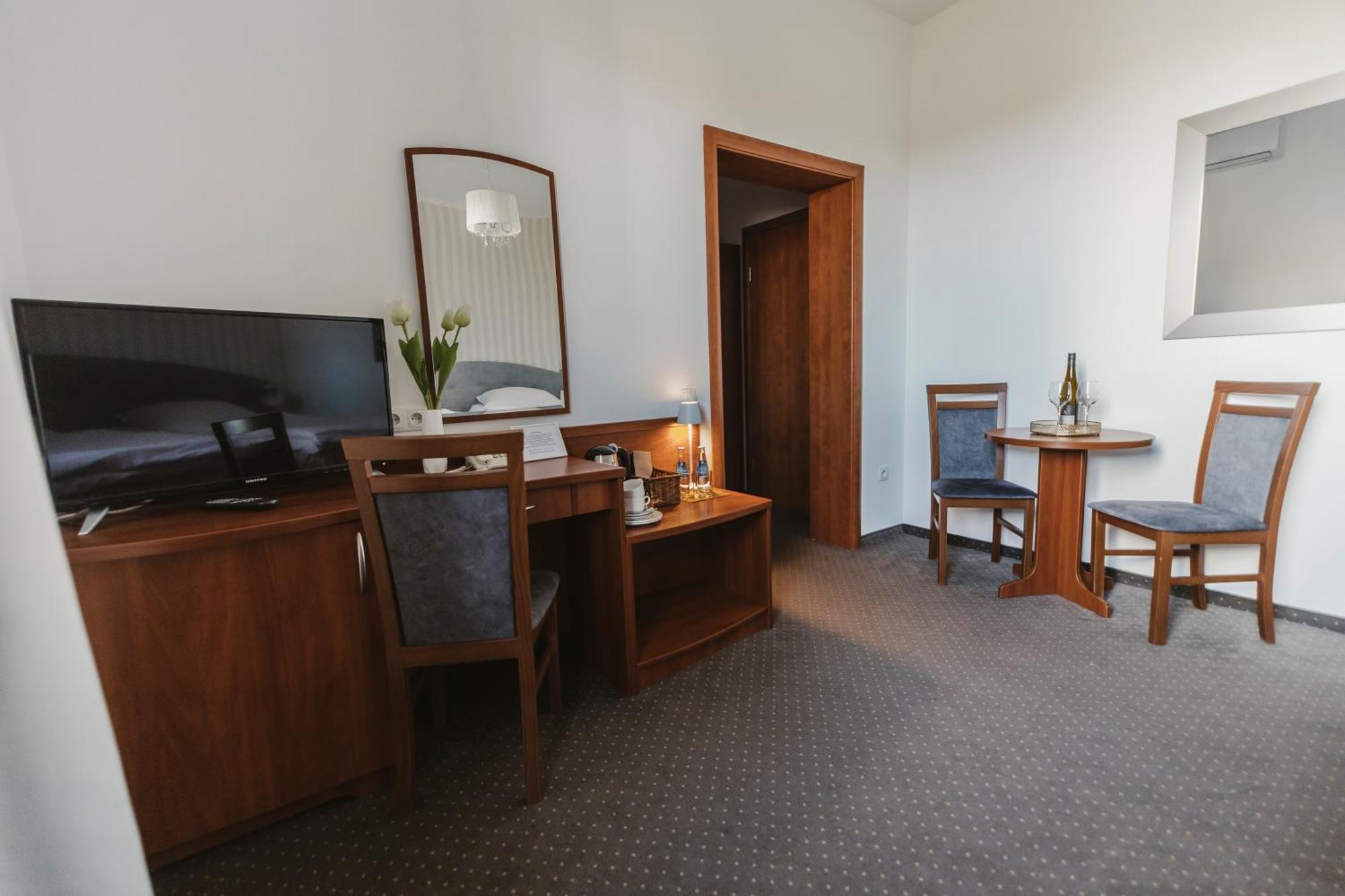 Hotel I Restauracja Borowianka Ostrów Wielkopolski Eksteriør billede