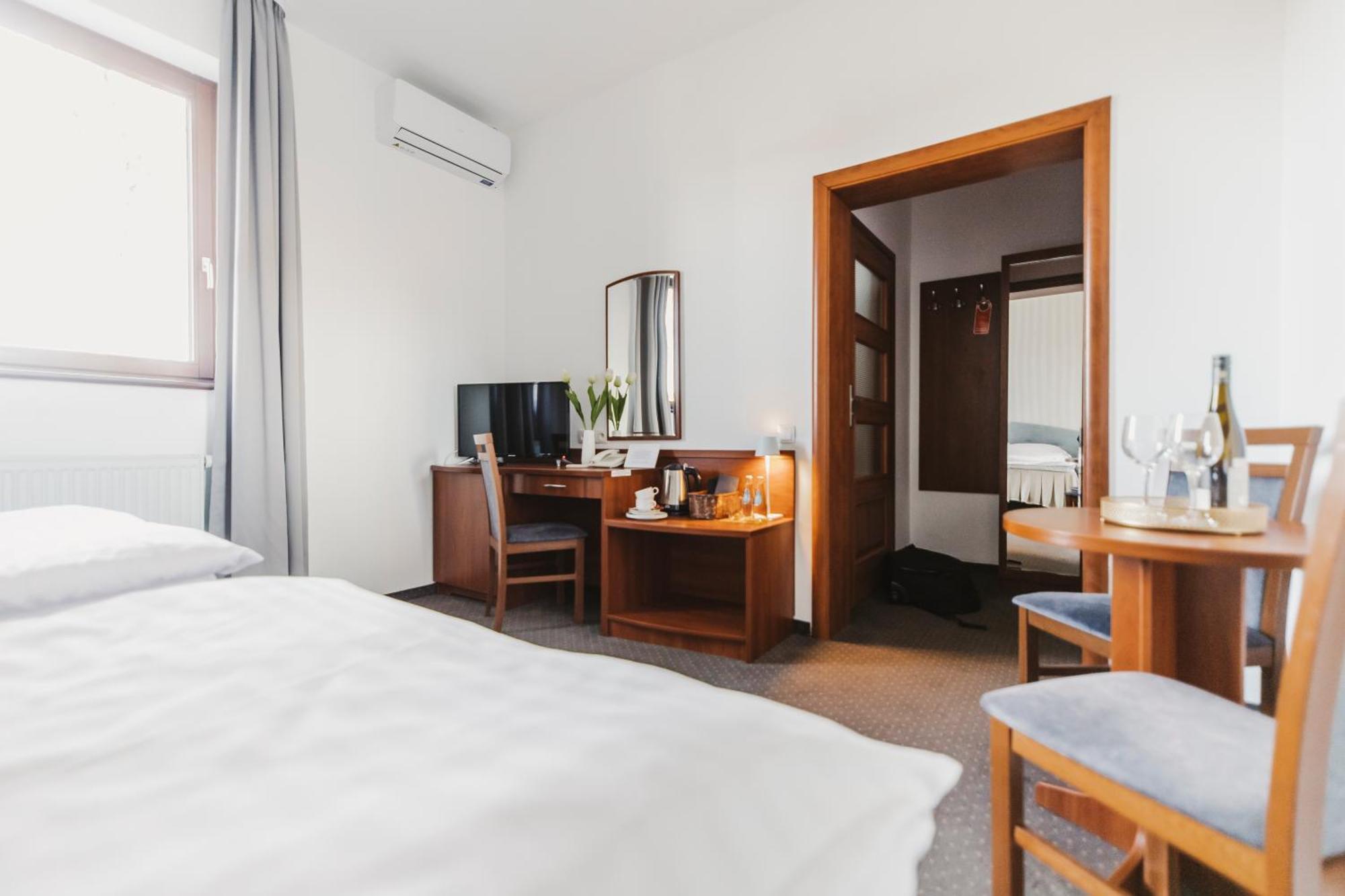 Hotel I Restauracja Borowianka Ostrów Wielkopolski Eksteriør billede