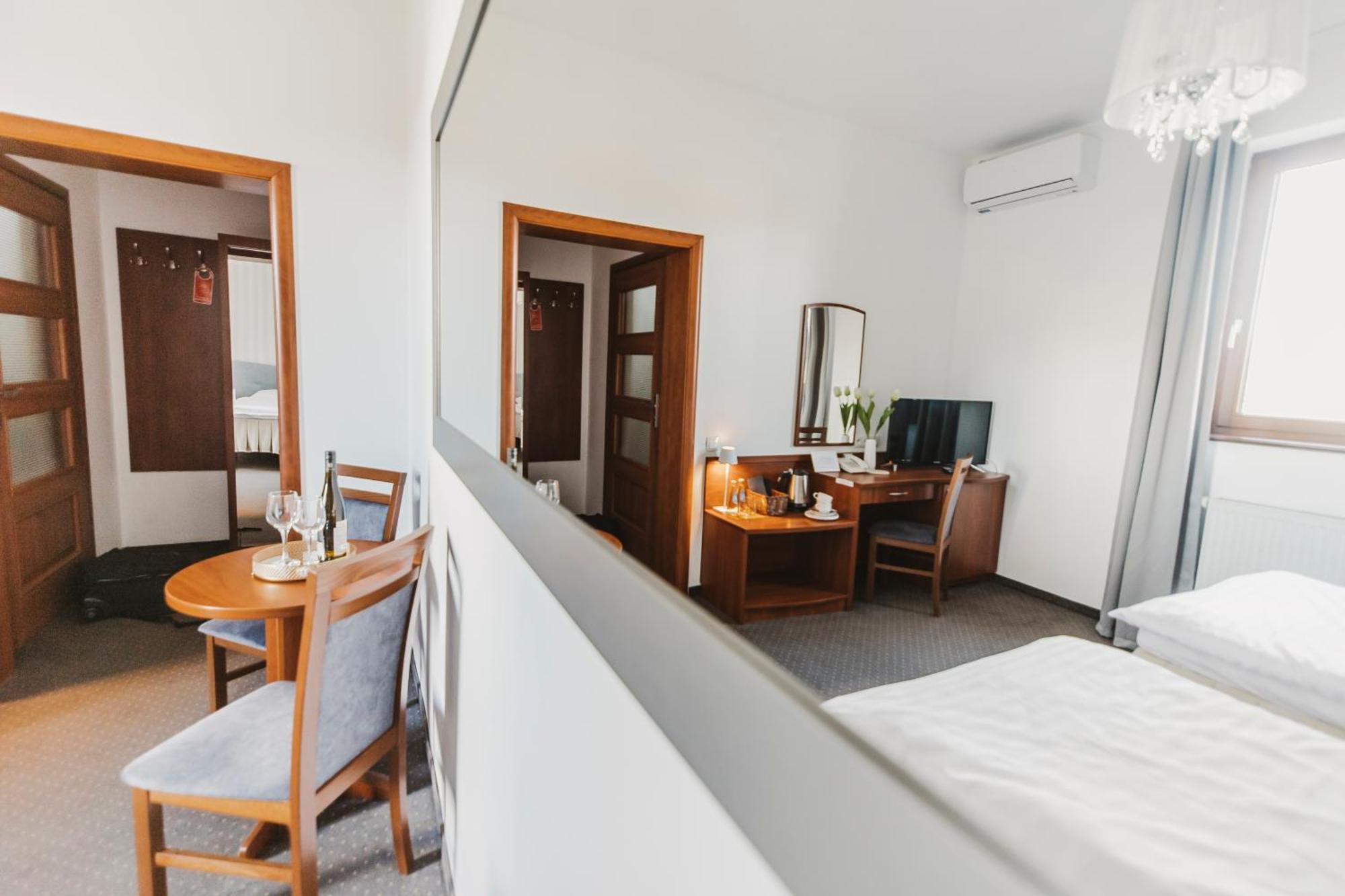 Hotel I Restauracja Borowianka Ostrów Wielkopolski Eksteriør billede