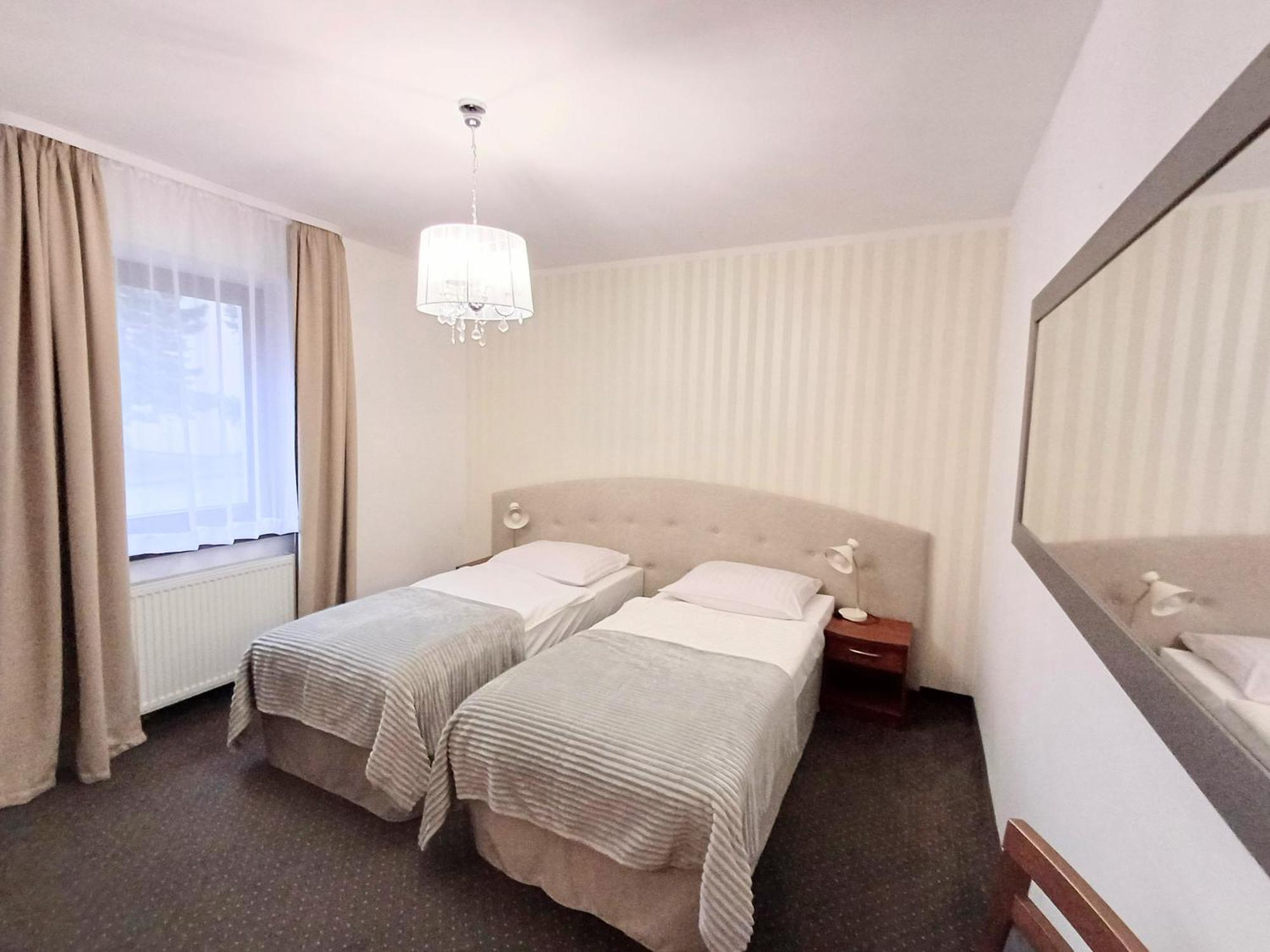 Hotel I Restauracja Borowianka Ostrów Wielkopolski Eksteriør billede